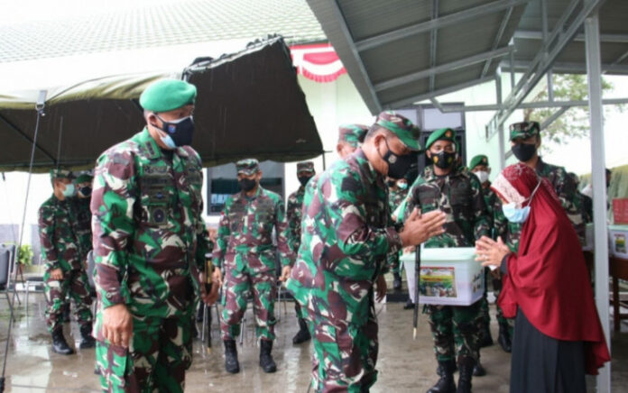 TNI-AD Bagikan Paket Sembako