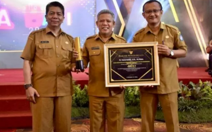 Bupati Kubu Raya Muda Mahendrawan (tengah) saat menerima penghargaan Kalimantan Barat Innovation Award (KALBARIA) tahun 2022 di Hotel Aston Pontianak, Senin (24/10/2022). [dok.istimewa]