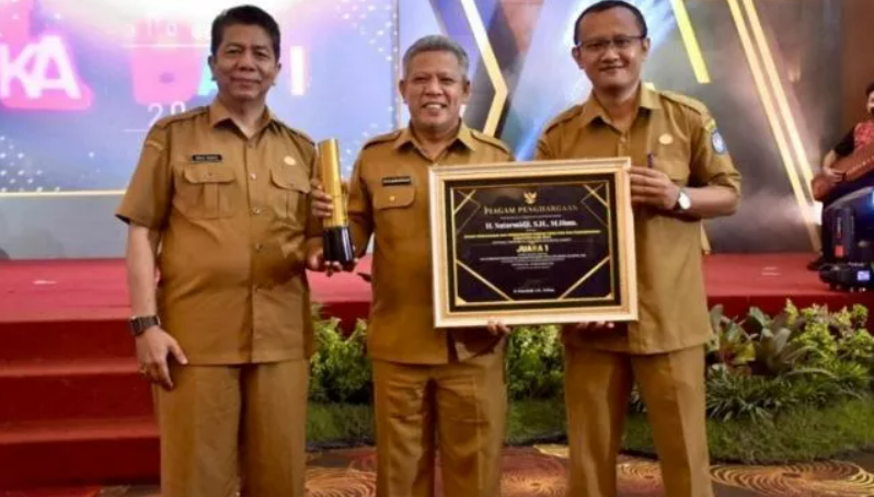 Bupati Kubu Raya Muda Mahendrawan (tengah) saat menerima penghargaan Kalimantan Barat Innovation Award (KALBARIA) tahun 2022 di Hotel Aston Pontianak, Senin (24/10/2022). [dok.istimewa]