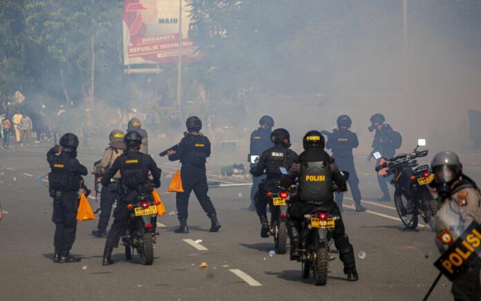 Polisi menembakkan gas air mata saat warga Pulau Rempang berunjuk rasa di Kantor Badan Pengusahaan (BP) Batam, Batam, Kepulauan Riau, Senin (11/9/2023). ANTARA FOTO/Teguh Prihatna/Spt.(Teguh Prihatna)