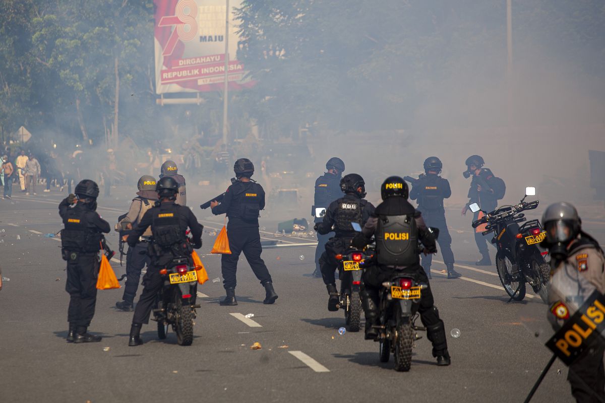 Polisi menembakkan gas air mata saat warga Pulau Rempang berunjuk rasa di Kantor Badan Pengusahaan (BP) Batam, Batam, Kepulauan Riau, Senin (11/9/2023). ANTARA FOTO/Teguh Prihatna/Spt.(Teguh Prihatna)
